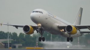 Эйрбас А320 испанской авиакомпании Vueling взлетает из аэропорта Схипхол, Амстердам.