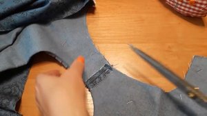 Технология обработка горловины и пройм цельнокроеной подкройной обтачкой. Пошаговый МК.mp4