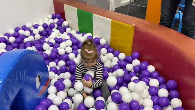 Есения играет в детской комнате и кормит коржика смотреть онлайн