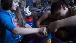 Играем с детьми.  Алёша и Кристина показывают игрушку для ванны "Утёнок".