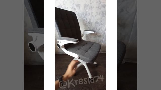 Серое кресло из ткани