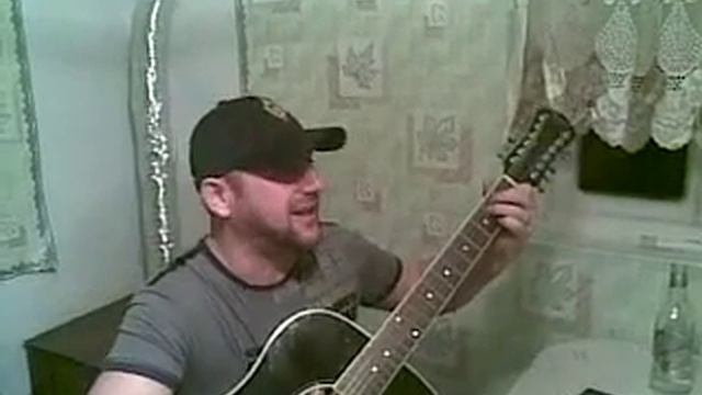 Гитарист,очень  красиво поет песню