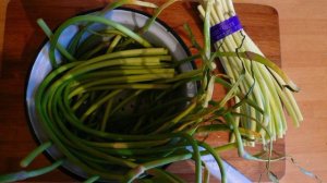 Побеги чеснока с мясом