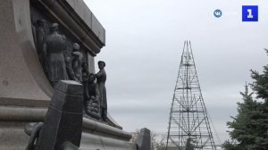 На площади Нахимова устанавливают главную ёлку Севастополя