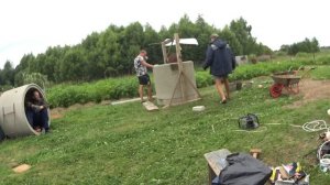 поставил кольцо и копай как кольца опускаются под своим весом в колодце