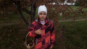 Девочка читает стих про осень