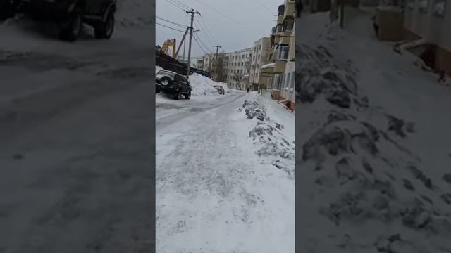 В Холмске на очищенные от снега тротуары наваливают новые сугробы смотреть онлайн