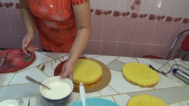 Делаем творожно- йогуртовый крем с черносливом и бананам. Собираем торт.