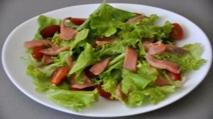 Зелёный салат с красной рыбой