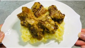 Очень мягкая и сочная свинина в сметанно-луковом соусе