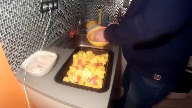 Рецепт курицы запеченной с картошкой в духовке. смотреть онлайн