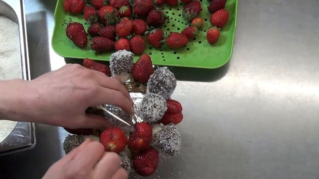 Подарок на 8 марта своими руками Клубничный букет