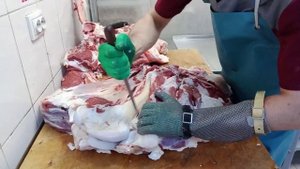 Обвалка задней части говядины.