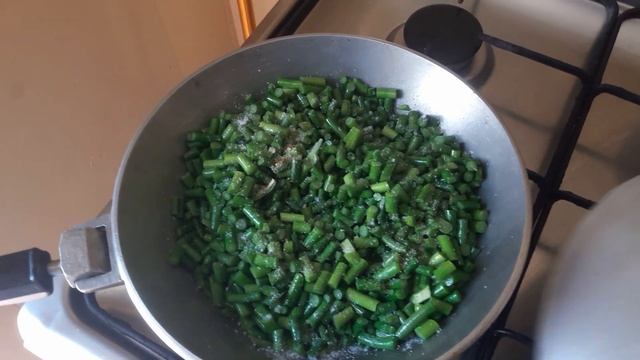 Жареные чесночные стрелки, проще простого.