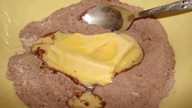 Шарлотка шоколадная с яблоками