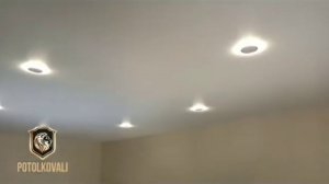 БЕЛЫЙ САТИНОВЫЙ НАТЯЖНОЙ ПОТОЛОК В ГОСТИНОЙ С ШЕСТЬЮ СВЕТИЛЬНИКАМИ от компании PotilKOVAli.