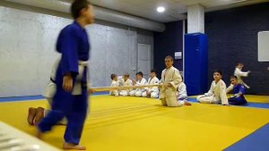 Отработка навыков правильного падения на дзюдо