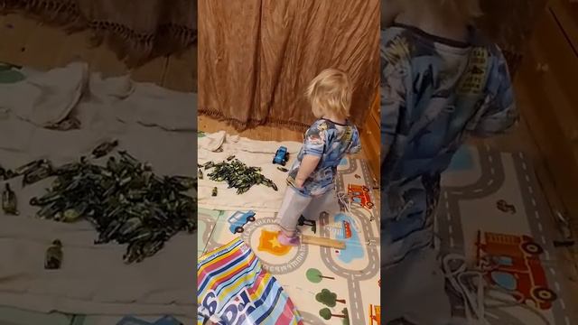 пришла посылка от бабушки. искали там игрушки, а нашли только конфеты. значит играем сегодня🍬🤣