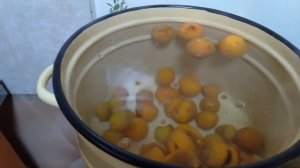 Как варить простой абрикосовый летний компот ?
