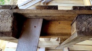 Скамейка из одного поддона.