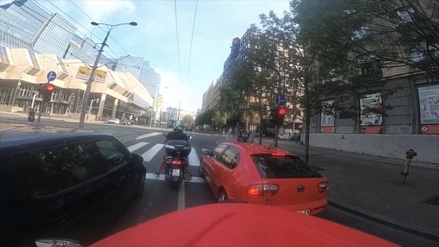 Belgrade, riding scooter through the sunny streets of Belgrade смотреть онлайн
