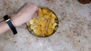 Кролик в горшочках с картошкой и помидорами в духовке.