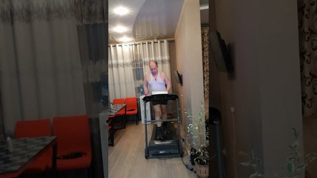 Ходьба на беговой дорожке смотреть онлайн