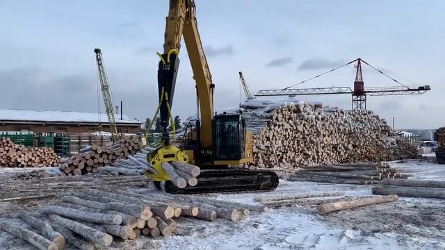 CAT 320 работа с захватом для брёвен