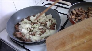 Индейка с грибами и брокколи - очень вкусное горячее блюдо.