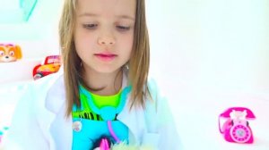 Катя и Макс играют в доставку продуктов