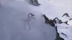 Опасный но очень крутой спуск на лыжах с горы