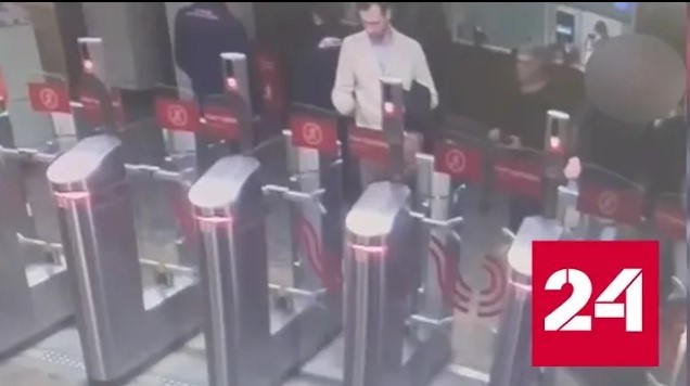 Двое вандалов разбили турникеты в столичной подземке - Россия 24 