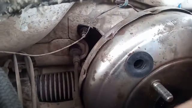 Причина ошибки "бедная топливная смесь" выявлена, замена вакуумного усилителя тормозов... смотреть онлайн