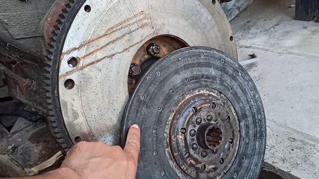 ЗИЛ 130 (КОЛХОЗНИК) реставрация корзины сцепления, маховика... смотреть онлайн