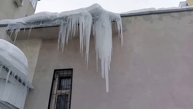 Огромная сосулька на крыше жилого дома в Самаре #ОпасныйЛёд