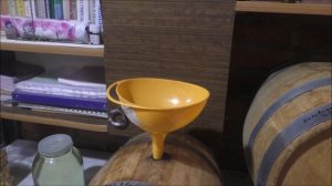 Бочка , кран и пробка.