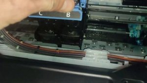 Струйный принтер   кляксы пятна потеки грязь от чернил на бумаге