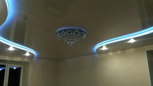 Двухуровневые натяжные потолки с подсветкой в частном доме