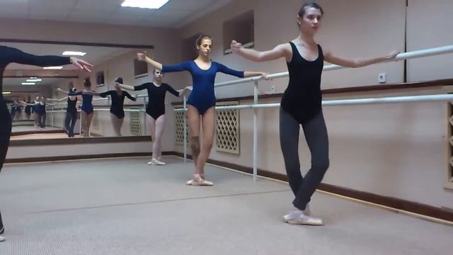 Танцевальная студия хореографии "Пилатес и балет".  Подростковая группа. Урок на пуантах. смотреть онлайн