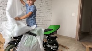 Марк купил Мини байк. Распаковка и Сборка Мини Мото для детей.