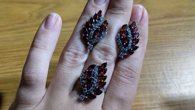 Разные серебряные украшения ?