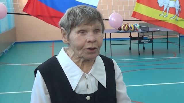 На открытие спортивного зала дома культуры поселка Казановка пришли местные жители смотреть онлайн