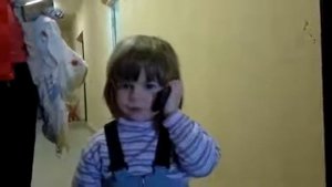 маленькая девочка разговаривает по телефону