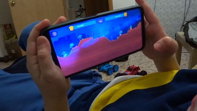 Показываю свои машинки и играю в телефон папы. Играю в Tank Stars, Том: герои, Off The Road смотреть онлайн