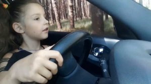 Алиса за рулем! Сдаем на права с шести лет.