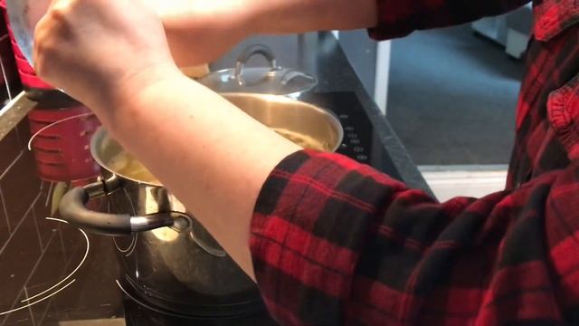 РЫБНО-ОВОЩНОЙ СУП С ПЛАВЛЕНЫМИ СЫРКАМИ / ЖИЗНЬ В АНГЛИИ смотреть онлайн