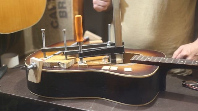 Уроки по ремонту гитар - Склеиваем трещину на верхней деке