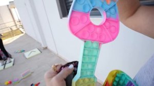 DEV ZEMİN ÜZERİNDE ANNEMLE BİRLİKTE POP IT CHALLENGE FIDGET DEĞİŞİMİ TİKTOK POP IT | EYLÜL LAL