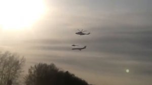 Вертолет тащит самолет