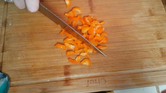 Салат из авокадо с тунцом, луком и болгарским перцем смотреть онлайн